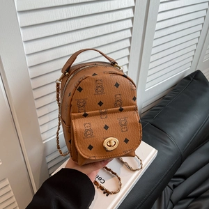 Mini sac à dos marron avec imprimé ours et bandoulière chaîne dans un décor de luxe