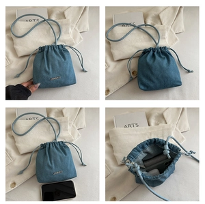 Détails du mini sac seau en denim bleu montrant le cordon et l'espace intérieur