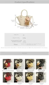 Vue détaillée du sac seau tissé avec un charm d'ours amovible et les dimensions du produit