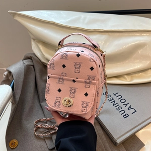 Mini sac à dos rose avec motif ours et losanges doté d'une bandoulière chaîne