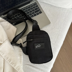 Petit sac bandoulière noir en nylon pour téléphone avec poche en filet et sangle