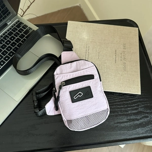 Mini sac de poitrine japonais en nylon violet avec bandoulière réglable et détail de logo