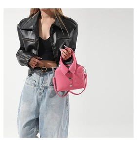 Dettaglio della borsa rosa vivace stile camicia con colletto e bottoni su modella