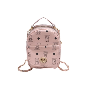 Mini sac à dos rose en cuir PU avec motif ours et bandoulière chaîne sur fond blanc