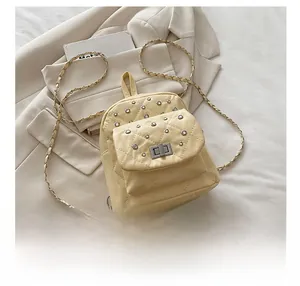 Detailansicht beige gesteppter Rucksack mit funkelnden Strasssteinen und Goldkette