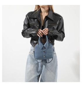 Dettaglio della borsa blu creativa a forma di camicia con bottoni e finta pelle testurizzata
