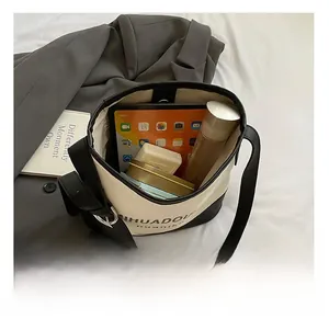 Vue intérieure montrant la grande capacité du sac seau en toile noir et blanc