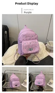 Detail des lila gesteppten Minirucksacks mit Strassverzierung und silberner Kette