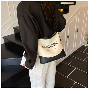 Détail d'un grand sac seau en toile bicolore idéal pour le travail et le quotidien