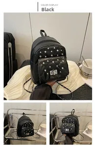 Detail eines schwarzen gesteppten Mini-Rucksacks mit funkelnden Strasssteinen und Kettenriemen