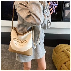 Vue lifestyle d'un grand sac cabas en toile avec garniture en cuir PU marron