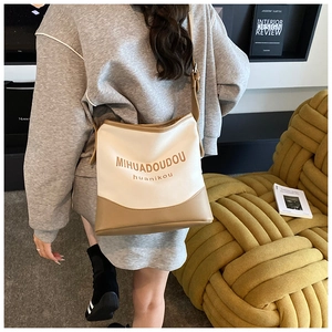 Détail du sac cabas bicolore minimaliste en toile avec bandoulière réglable et imprimé