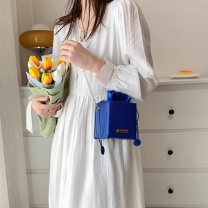 Sac boîte bleu roi chic en cuir grainé avec bandoulière chaîne dorée pour femme