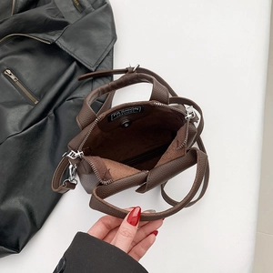 Borsa a tracolla marrone scuro in ecopelle grana litchi con chiusura magnetica interna