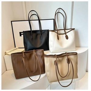 Minimalistische Tragetaschen in Schwarz, Beige, Dunkelbraun und Khaki für das Pendeln
