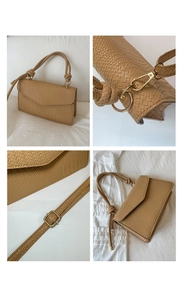 Détail d'un petit sac à bandoulière carré camel à texture tressée et détails dorés