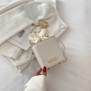 Sac seau beige chic avec fermeture à cordon et bandoulière en chaîne dorée
