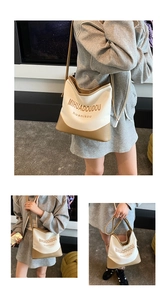 Détail du sac cabas en toile contrastée avec base en cuir marron et bandoulière