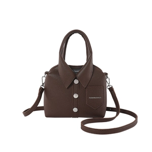 Borsa in pelle marrone scuro con design a camicia e tracolla con borchie argentate