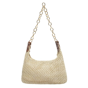 Borsa in paglia beige a mezzaluna con catena dorata per spiaggia o uso quotidiano