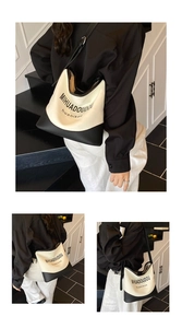 Détail du sac cabas minimaliste noir et blanc en toile avec bordure et bandoulière en cuir