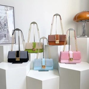 Fashionable chain shoulder bags for women in five colors with textured leather and gold locks