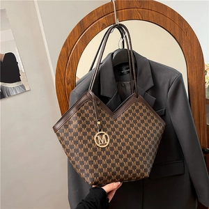 Sac cabas marron vintage à imprimé monogramme et pendentif doré M pour le quotidien