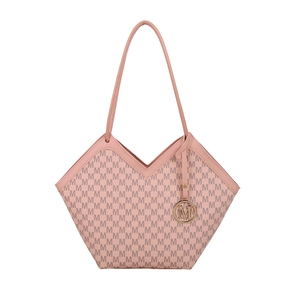 Sac fourre-tout rose avec imprimé monogramme M et pendentif doré sur fond blanc