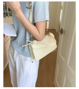 Sac bandoulière blanc cassé élégant avec détail de nœud stylé pour la saison d'été