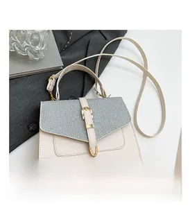 Détail du sac à main crème avec rabat à paillettes argentées et boucle en métal