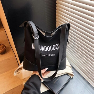 Grand sac cabas en toile noire avec lettrage blanc et bandoulières en cuir