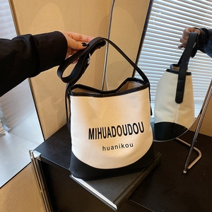 Sac fourre-tout minimaliste en toile noir et blanc avec bandoulière réglable