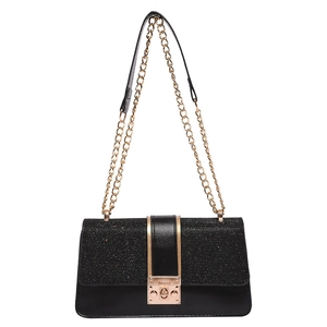 Sac bandoulière carré à paillettes noires avec chaîne dorée et fermoir métal