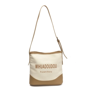 Sac fourre-tout minimaliste en toile et cuir avec bandoulière réglable sur fond blanc