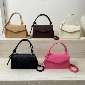Petits sacs à main carrés unis tendance pour femmes déclinés en cinq couleurs vives.