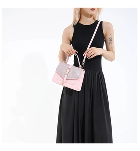 Détail du sac bandoulière rose avec rabat orné de strass et fermoir à boucle dorée