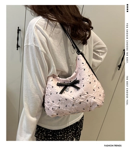 Détail du sac bandoulière en jacquard rose avec motif lapin et nœud en ruban