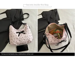 Sac à bandoulière rose à nœud en tissu plissé montrant le compartiment intérieur