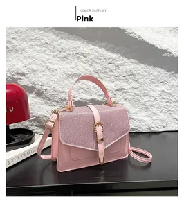 Détail du rabat pailleté rose et texture du cuir lisse sur ce sac à main femme