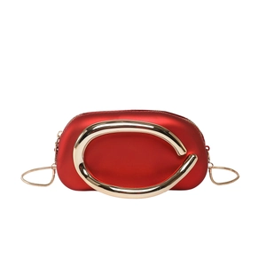 Borsa a tracolla rossa a semicerchio con manico dorato e catena a serpente