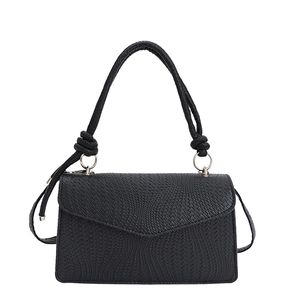 Petit sac à bandoulière tressé noir élégant avec bandoulière tressée de style.
