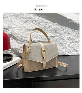 Détail du sac à main carré kaki avec rabat à paillettes et texture cuir élégante
