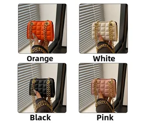 Sacs à bandoulière matelassés avec chaîne en orange, blanc, noir et rose