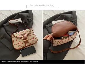 Vue intérieure du sac en toile cerise montrant le rangement du téléphone et du rouge à lèvres