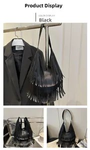 Borsa tote nera con frange mostrata da più angolazioni in un set lifestyle studio.