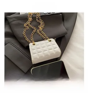 Vue détaillée du sac matelassé blanc en cuir PU avec chaîne dorée près d'un smartphone