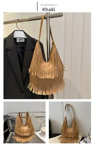 Dettaglio ravvicinato della borsa a tracolla kaki in ecopelle con lunghe frange a strati