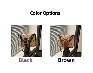 Détail des sacs à bandoulière en toile à imprimé cerise en noir et marron avec finitions PU