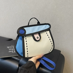 Quadratische Handtasche im 2D-Cartoon-Stil mit blauem, weißem und rosa Kontrast