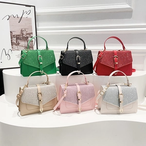Sac bandoulière minimaliste à rabat pailleté en six couleurs avec boucle métallique